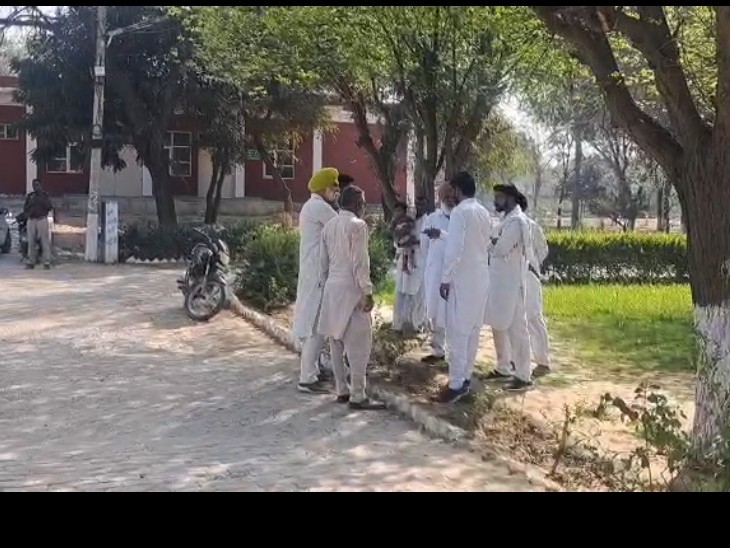 डबल मर्डर की घटना के बाद मौके पर मौजूद ग्रामीण