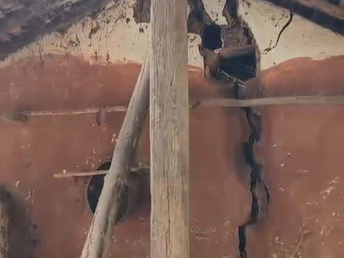 क्रशर प्लांट ब्लास्ट, 300 मीटर दूर उड़कर गिरते हैं पत्थर:  लोग बोले- कच्चे मकान गिरे, खेत बर्बाद, मवेशियों को चोटें आईं, बच्चे बीमार पड़ रहे – Chhattisgarh News