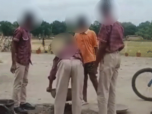 एक वीडियो में बच्चे सीमेंट और रेत का मसाला बनाते हुए दिख रहे हैं।