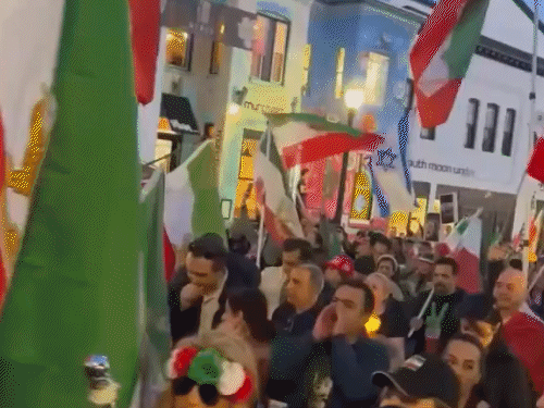 अमेरिका की राजधानी वाशिंगटन डीसी में ईरान पर हमले के विरोध में लोगों ने ईरान-इजराइल के झंडे लेकर विरोध प्रदर्शन किया।