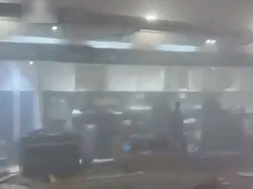 दुबई इंटरनेशनल एयरपोर्ट से ईरानी ड्रोन टकराया। इसके कारण 4 लोग घायल हुए हैं। यहां पर अलर्ट जारी है।