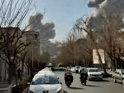 ईरान की राजधानी तेहरान में सुप्रीम लीडर खामेनेई के घर के पास हमला हुआ।दावा किया गया कि हमले के बाद खामेनेई को सुरक्षित जगह शिफ्ट कर दिया गया है।