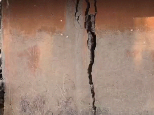 गांव वालों ने बताया कि नए मकान में भी दरारें पड़ रही है।