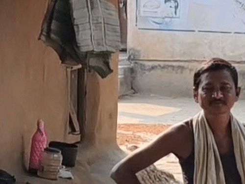 ग्रामीण ने बताया- उनका एक कच्चा मकान ढह गया।