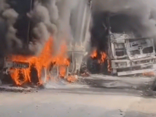 हाईवा और ट्रेलर के बीच टक्कर से ड्राइवर जिंदा जल गया। - Dainik Bhaskar