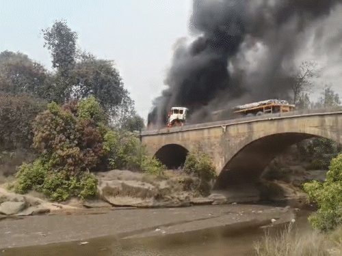 घटना घरघोड़ा से कुडुमकेला मार्ग पर पुल के ऊपर हुआ है।