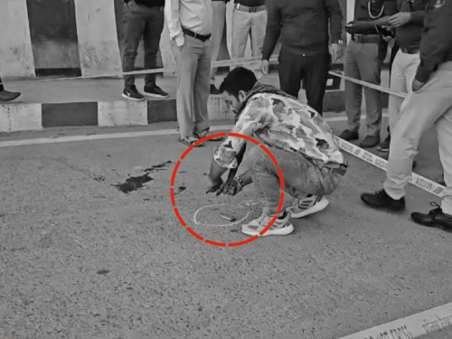 पिस्टल को लॉक कर के जब्त करती पुलिस।