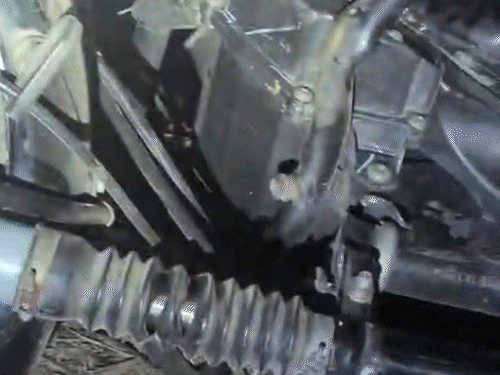 मौके पर क्षतिग्रस्त बाइक और फोन दिखे।