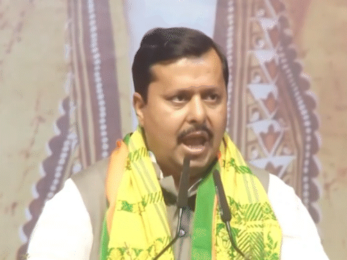 पश्चिम बंगाल के कूच बिहार में भाजपा की परिवर्तन यात्रा की शुरुआत करते भाजपा अध्यक्ष नितिन नवीन। - Dainik Bhaskar