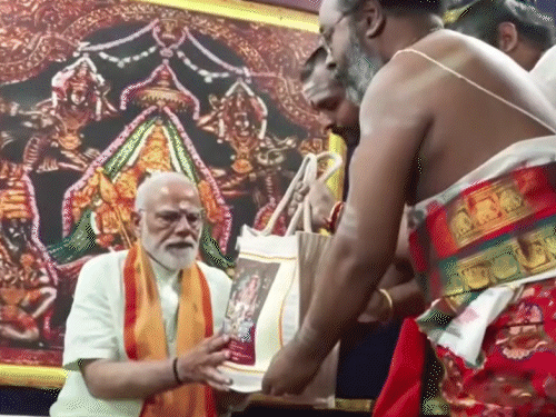 थिरुपरनकुंद्रम मंदिर में पीएम को पुजारियों ने सम्मानित किया।