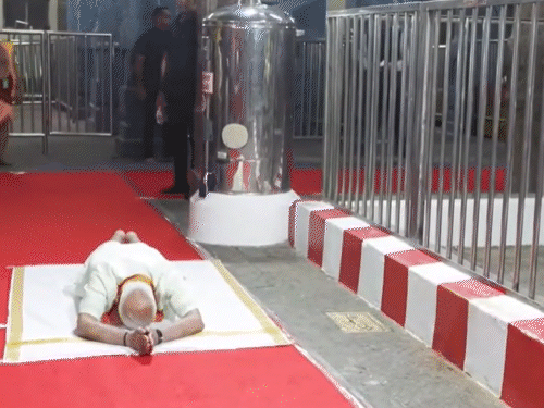 मदुरै के थिरुपरनकुंद्रम मंदिर में पीएम ने दंडवत प्रणाम किया।