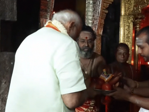 थिरुपरनकुंद्रम मंदिर में पीएम मोदी ने पूजा की, चढ़ावा चढ़ाया।