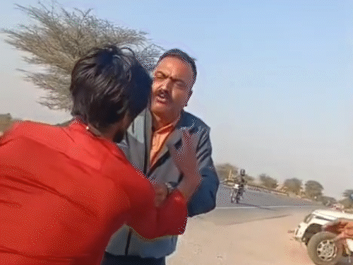 घायल ट्रक ड्राइवर को अस्पताल ले जाने की कोशिश करते परिवहन निरीक्षक।