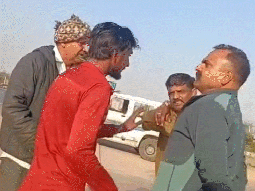 परिवहन निरीक्षक सुरेश कुमार बिश्नोई ने सिर से हमलाकर ट्रक ड्राइवर को किया घायल।