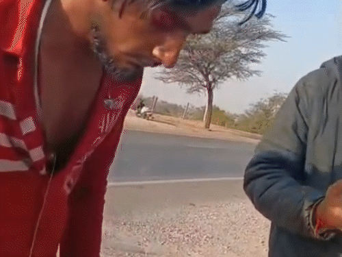 परिवहन निरीक्षक के हमले से ट्रक ड्राइवर की आंख से बह निकला खून।