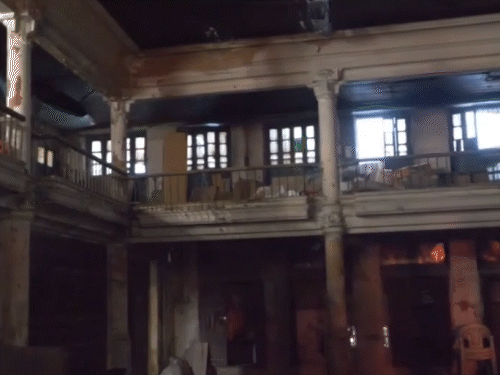 गुरुद्वारे के अंदर तोड़फोड़ कर दी गई है।