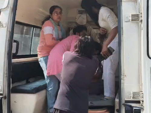 घायलों को अस्पताल लेकर पहुंची एम्बुलेंस।