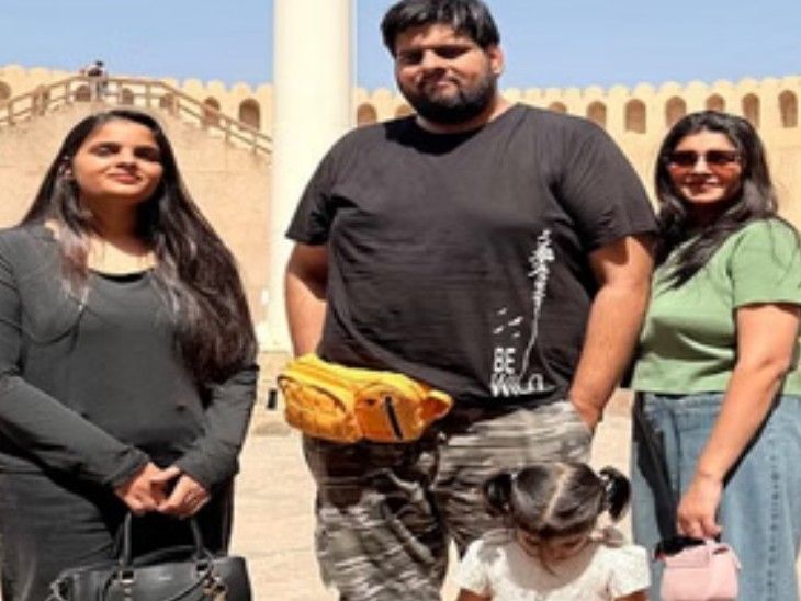 अमरोहा के रालोद युवा नेता प्रवीण पोनिया, उनकी पत्नी, बेटी और बहन भी ओमान में फंसे हुए हैं।