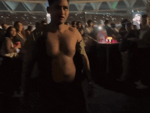 शो में हुए झगड़े के दौरान युवक के कपडे़ तक फाड़ दिए।