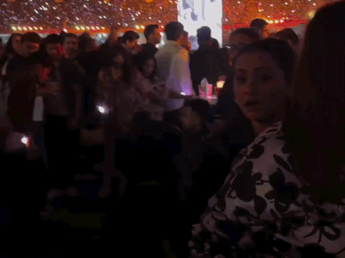 युवकों को आपस में लड़ता देख वहां से लड़कियां और कई युवक बाहर निकल गए।