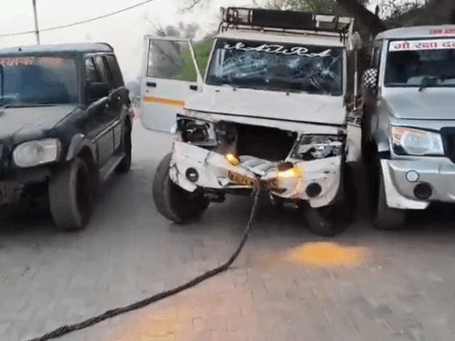 कुरुक्षेत्र में एक्सीडेंट में क्षतिग्रस्त गौ-तस्कराें की गाड़ी। - Dainik Bhaskar