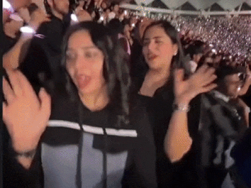 करन औजला के शो में काफी संख्या में युवा पहुंचे थे। स्टेडियम भरा हुआ था।