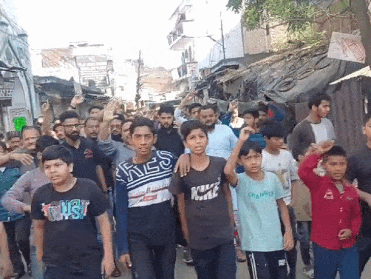 लखनऊ में भी लोग सड़कों पर पहुंचे।