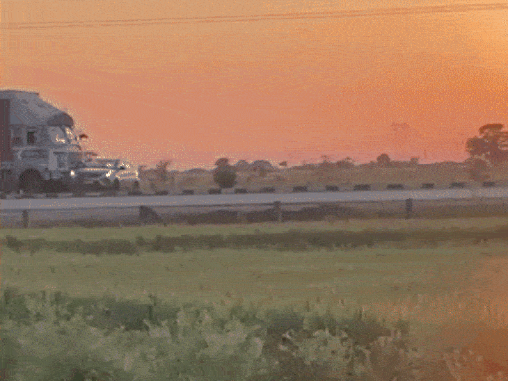 हाईवे पर ट्रक आगे फंसी कार को पूरी रफ्तार से घसीटता रहा। - Dainik Bhaskar