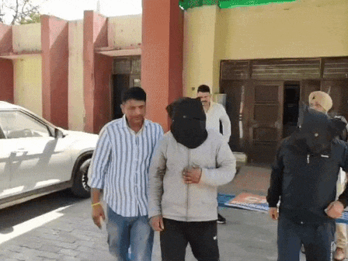 आरोपियों को लेकर जाती पुलिस। - Dainik Bhaskar