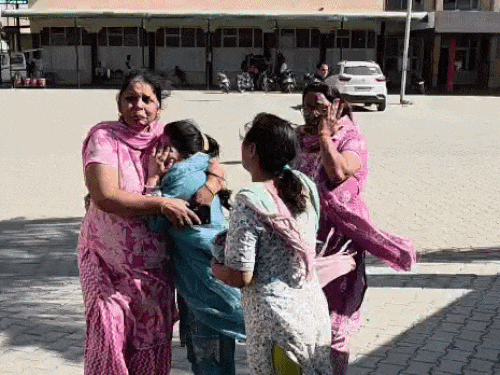 राजीव की हत्या के बाद उसके परिवार की महिलाएं बिलख-बिलख कर रोतीं हुईं।