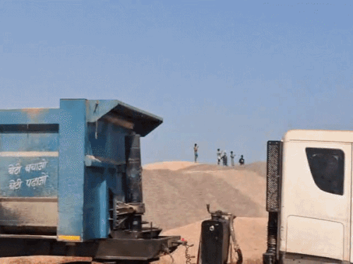 दौड़कर मौके पर जाते लोग।