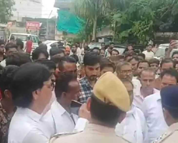 बारां के किशनगंज थाना में युवक की तबीयत बिगड़ने के बाद हॉस्पिटल में मौत हो गई थी। बड़ी संख्या में लोगों ने थाने के बाहर प्रदर्शन किया था।