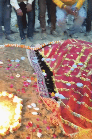 घरवालों ने प्रेमी-प्रेमिका के शवों को अगल- बगल दफनाया।