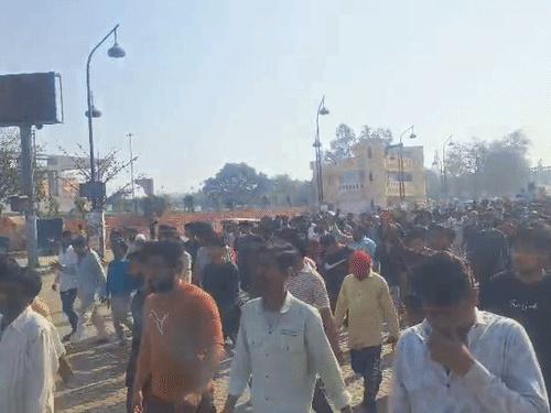 लखनऊ में बड़ा इमामबाड़ा के पास भी हजारों लोग नारेबाजी करते हुए पहुंचे। ये लोग अल्लाहू अकबर और या हुसैन-या हुसैन के नारे लगा रहे हैं।