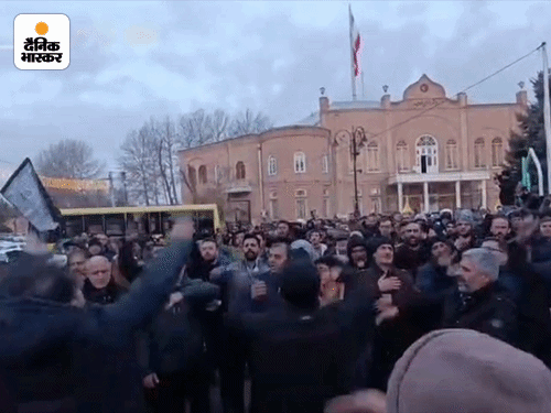 ईरान की राजधानी तेहरान में लोगों ने सुप्रीम लीडर खामेनेई की याद में जुलूस निकाला। वे ईरान का झंडा और खामेनेई की फोटो लेकर मस्जिदों, चौराहों, बाजारों, गलियों और सड़कों में जुट रहे हैं।