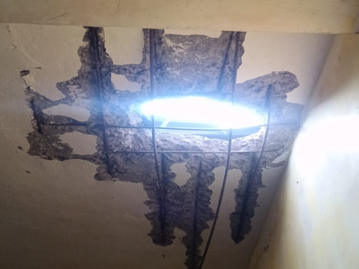 एक बड़ा पत्थर नवीन प्राथमिक शाला कोसापारा बड़े पनेड़ा की कंक्रीट छत तोड़ते हुए कक्षा के अंदर गिरा।