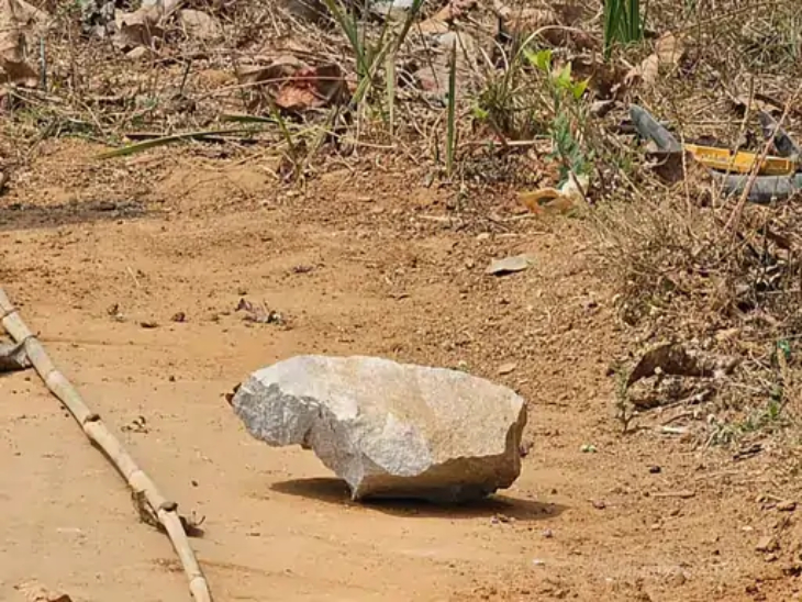 यही वो पत्थर पर है, जो स्कूल के अंदर गिरा था।