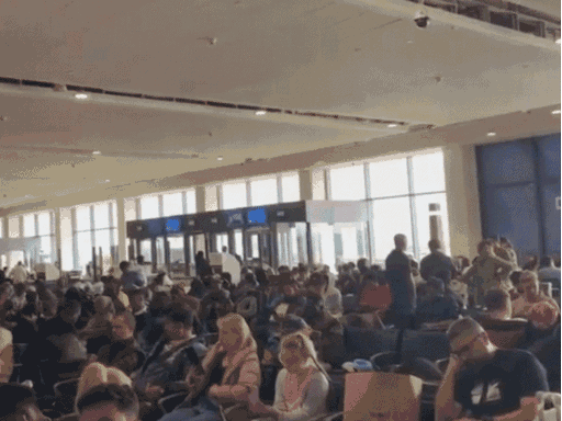 दुबई एयरपोर्ट पर फंसे हुए यात्रियों की भीड़।