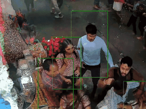 खाटूश्यामजी में पिछले साल दुकान के बाहर लगे सीसीटीवी में पूरी घटना कैद हुई थी। इसमें नजर आ रहा था कि महिलाओं के साथ भी धक्का-मुक्की की गई।