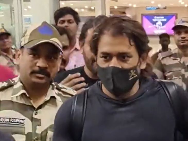 एमएस धोनी चेन्नई एयरपोर्ट पर मास्क पहनकर नजर आए। - Dainik Bhaskar
