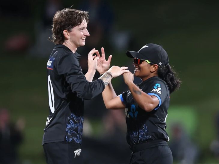 काइली नाइट के साथ विकेट की खुशी मनातीं नेन्सी पटेल।