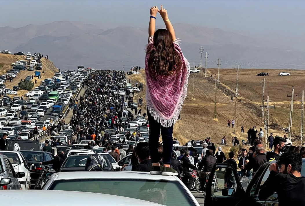 2022 में पश्चिमी ईरान में 22 वर्षीय एक महिला की मौत को लेकर विरोध प्रदर्शन हुए। उस महिला को देश के हिजाब नियम का उल्लंघन करने के आरोप में गिरफ्तार किया गया था। सैकड़ों प्रदर्शनकारियों की मौत हो गई, हजारों लोगों को गिरफ्तार किया गया और दर्जनों को मौत की सजा सुनाई गई।