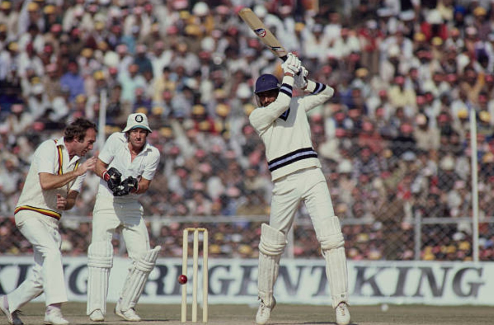 1985 की विश्व चैंपियनशिप ऑफ क्रिकेट में रवि को 'चैंपियन ऑफ चैंपियंस' चुना गया।