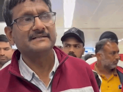 दुबई एयरपोर्ट पर फ्लाइट कैंसिल होने की जानकारी देता पंजाब का यात्री।