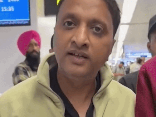 दुबई एयरपोर्ट पर परेशान पंजाबी यात्री ने कहा कि वे डरे हुए हैं। उन्हें सुरक्षा दी जाए।