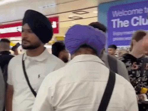 दुबई एयरपोर्ट पर परेशान पंजाब के यात्री। इंडिगो की फ्लाइट कैंसिल होने से सभी फंसे हैं।