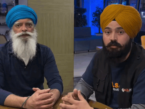 पंजाबी यात्रियों के लिए एडवाइजरी और हेल्पलाइन नंबर जारी करते खालसा एड के सदस्य।