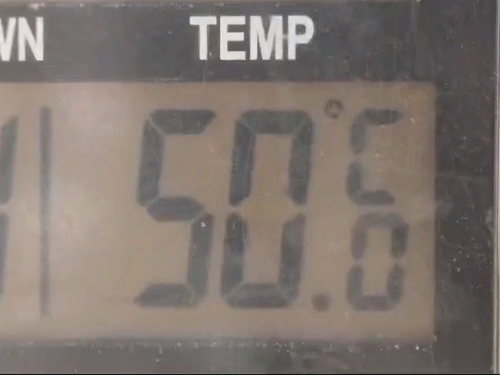 तस्वीर मई, 2024 की है। जब भारत-पाक बॉर्डर (बाड़मेर से लगती सीमा क्षेत्र में) पर तापमापी में तापमान 50 डिग्री सेल्सियस को पार कर गया था। हालांकि मौसम विभाग ने इसे आधिकारिक आंकड़ा नहीं बताया था।