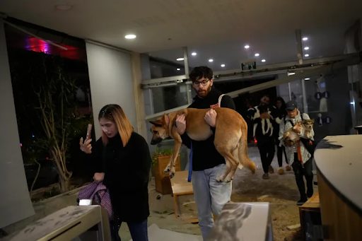 तेल अवीव में ईरानी मिसाइल हमले के बाद क्षतिग्रस्त अपार्टमेंट से लोग जान बचाकर बाहर भागते हुए।