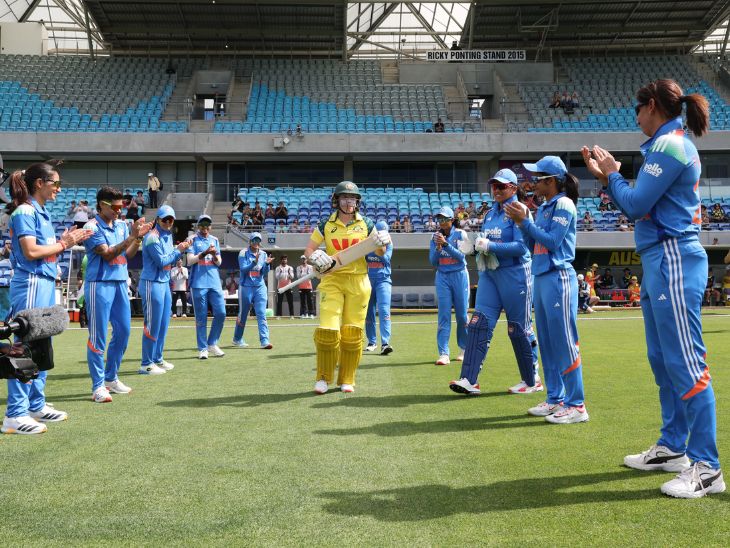 टीम इंडिया ने खेल शुरू होने से पहले ऑस्ट्रेलिया की कप्तान एलिसा हीली को उनके अंतिम वनडे मैच पर गार्ड ऑफ ऑनर दिया। - Dainik Bhaskar